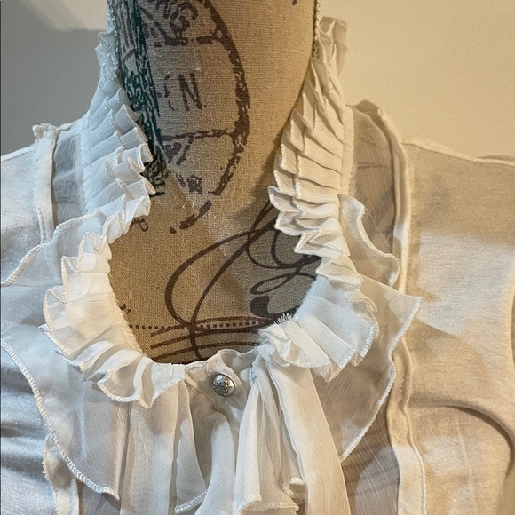 Chic White Ruffled Blouse - Picture 4 of 7